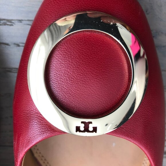 Tory Burch Designer Leather Slip On Shoes w Gold Metal Circle Logo Red Sz 9.5M - Picture 10 of 12